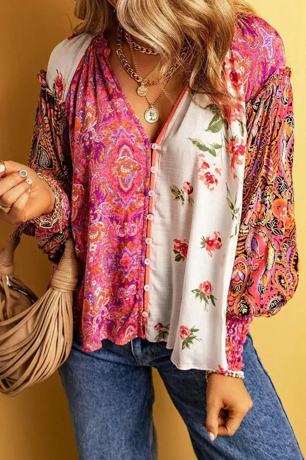 Chemisier multicolore à patchwork floral, avec poignets froncés et col en V boutonné