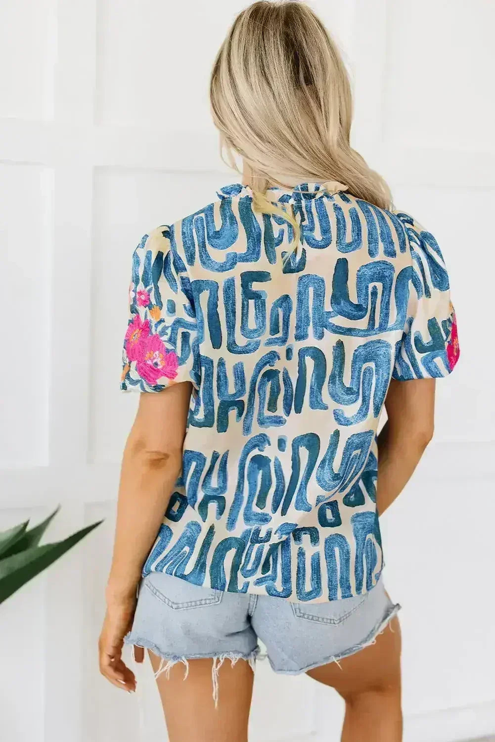 Top imprimé beige brodé à manches bouffantes et col volanté | Femstylo
