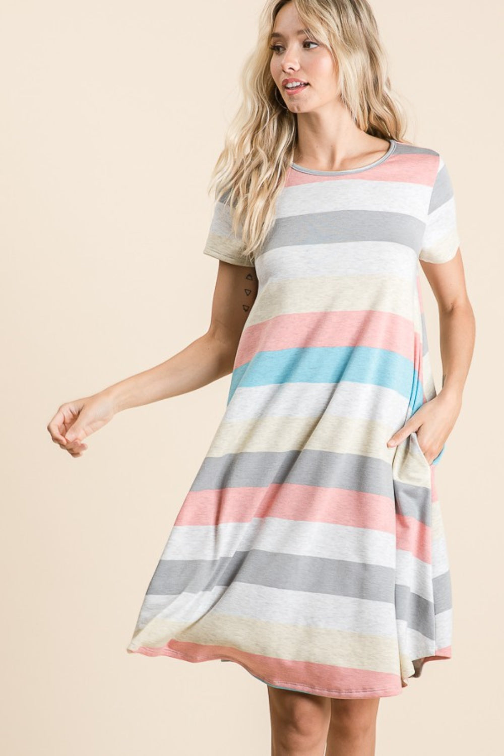 Robe rayée à manches courtes avec poches pour femmes – Robe rayée décontractée, Robe à manches courtes confortable, Robe rayée avec poches, Robe rayée polyvalente, Robe à coupe décontractée, Robe rayée facile à porter, Robe à manches courtes chic