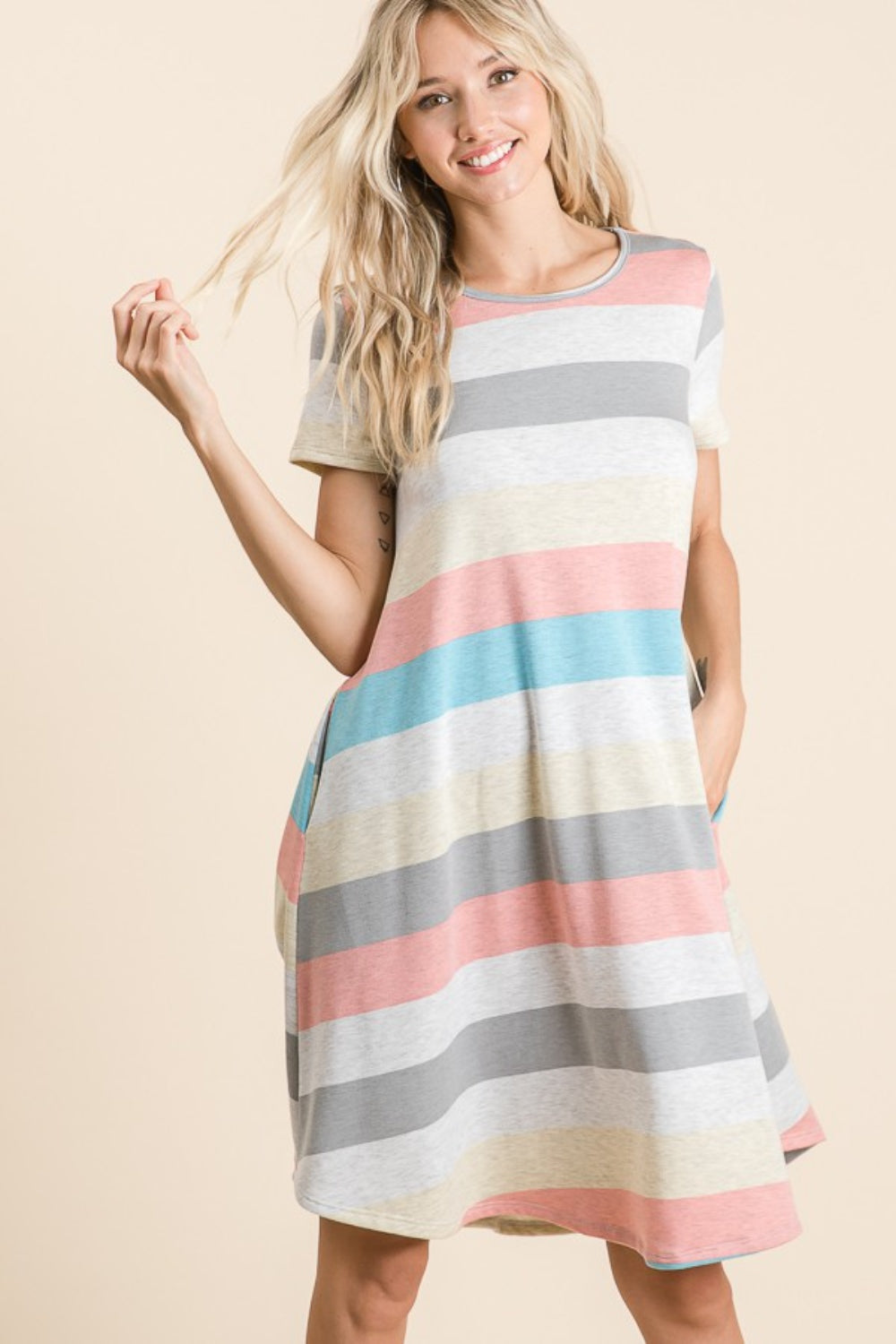 Robe rayée à manches courtes avec poches pour femmes – Robe rayée décontractée, Robe à manches courtes confortable, Robe rayée avec poches, Robe rayée polyvalente, Robe à coupe décontractée, Robe rayée facile à porter, Robe à manches courtes chic