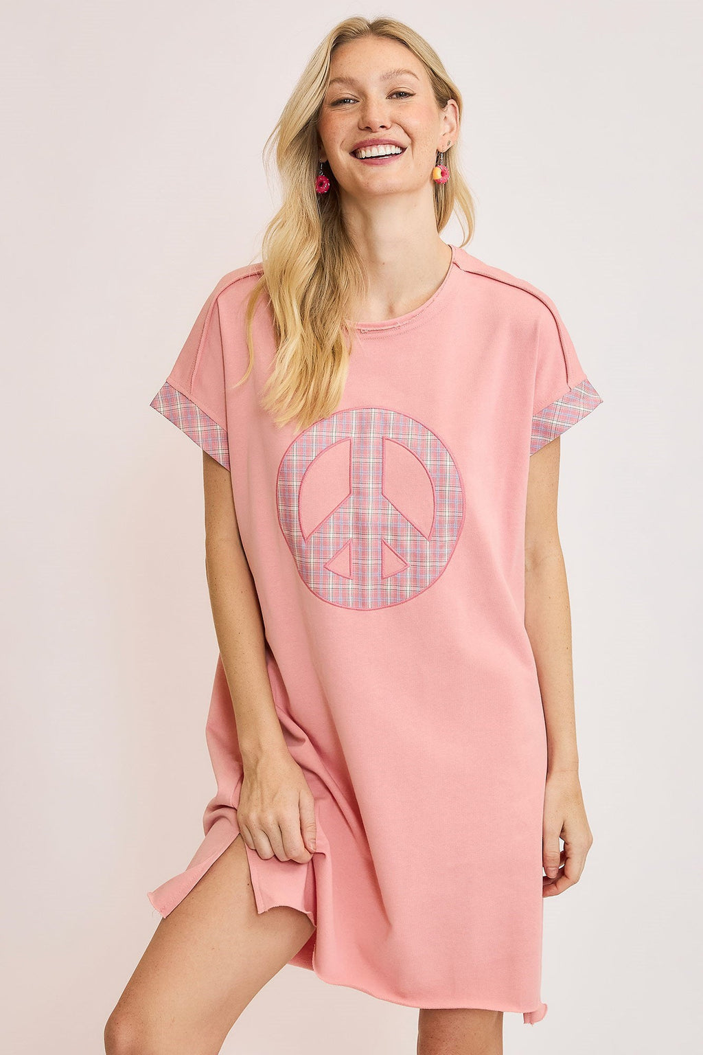Mini-robe à manches courtes Peace Plaid Applique pour femmes – Mini-robe tendance et confortable avec détails appliqués et motif à carreaux chic