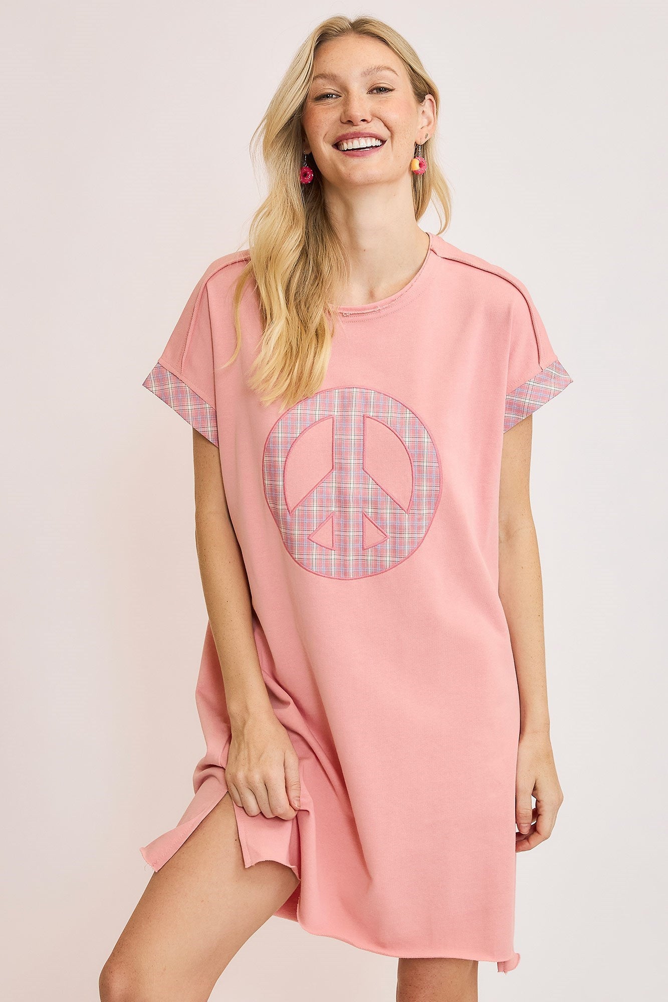 Mini-robe à manches courtes Peace Plaid Applique pour femmes – Mini-robe tendance et confortable avec détails appliqués et motif à carreaux chic