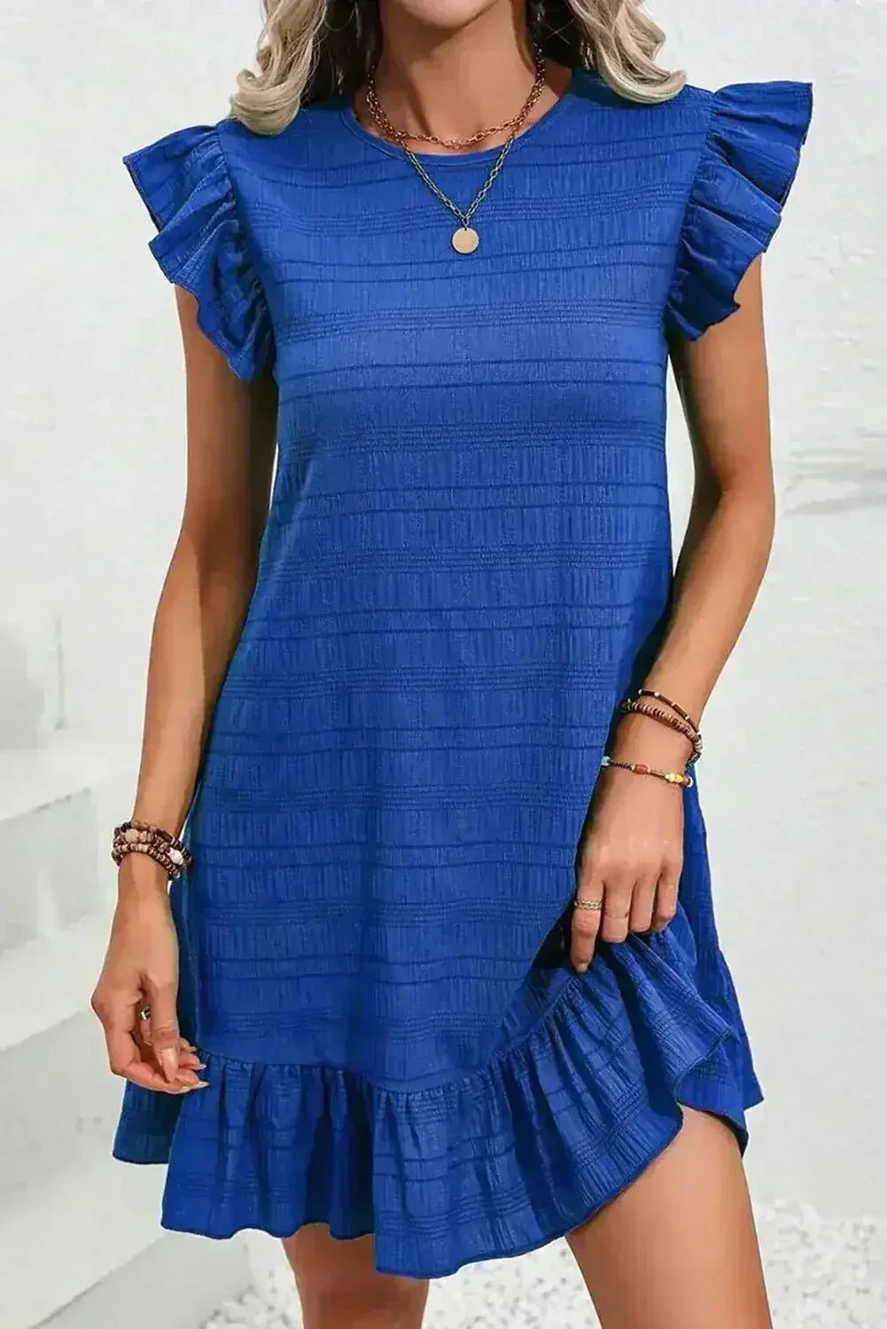 Robe courte volantée bleu foncé texturée à manches flottantes