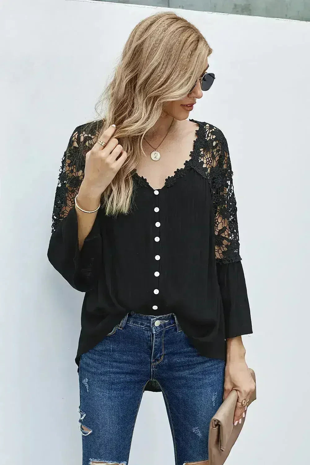 Chemisier noir en dentelle au crochet - Haut à manches cloche ¾ boutonné pour femme | Femstylo