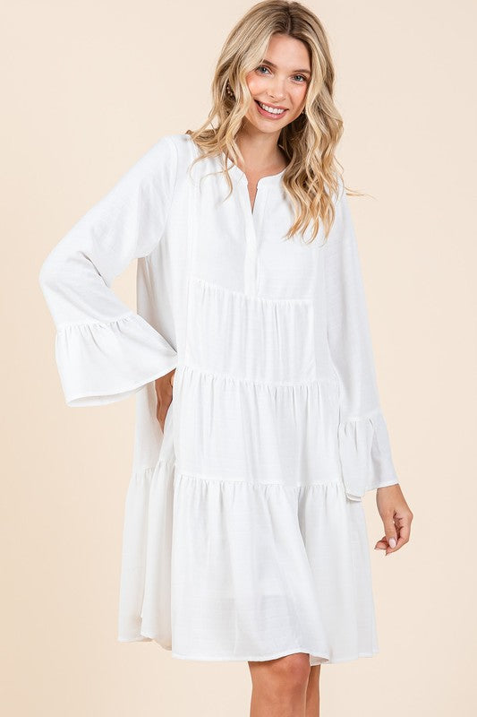 Robe étagée à manches évasées et encolure en V – Robe ludique et élégante avec manches évasées et encolure crantée