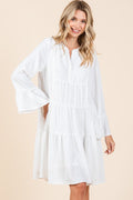 Robe étagée à manches évasées et encolure en V – Robe ludique et élégante avec manches évasées et encolure crantée