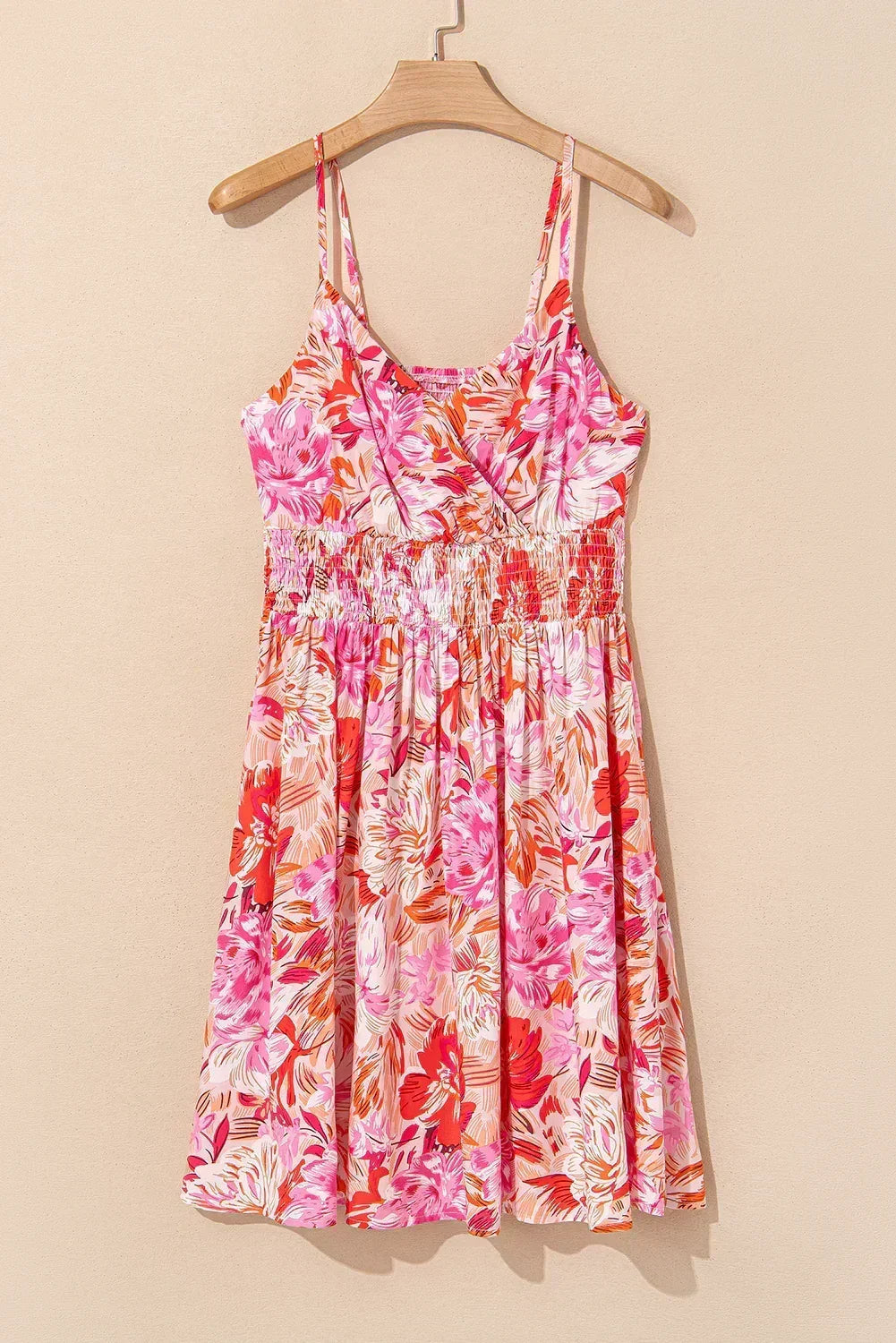 Mini-robe rouge fleurie à fines bretelles, décolleté cache-cœur et taille froncée