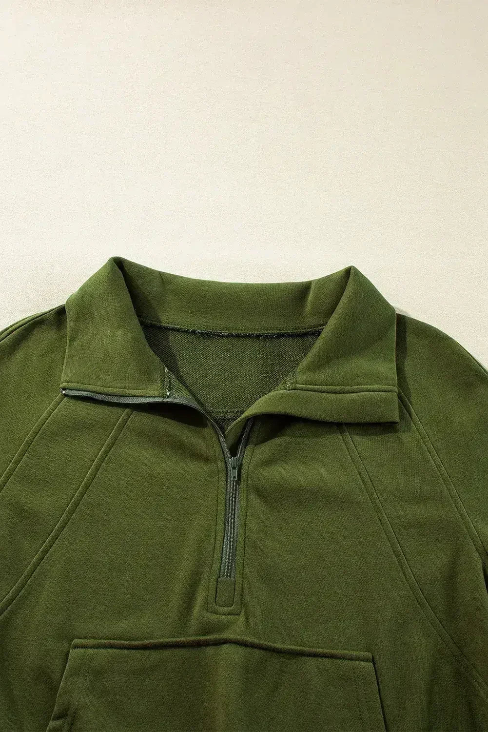 Sweat-shirt à col montant zippé quart, couleur vert mousse, avec poche kangourou