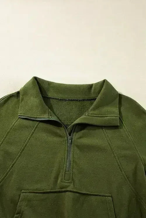 Sweat-shirt à col montant zippé quart, couleur vert mousse, avec poche kangourou