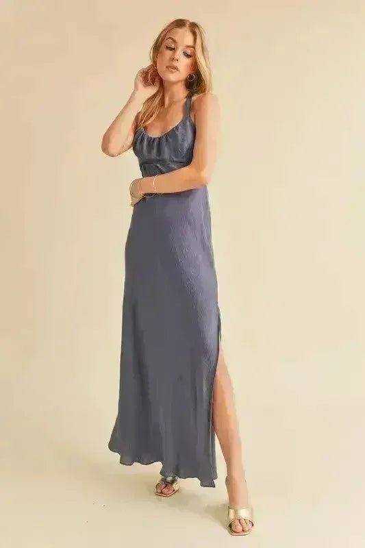 Robe longue à fines bretelles Aemi + Co avec découpe au dos, fente latérale et fronces