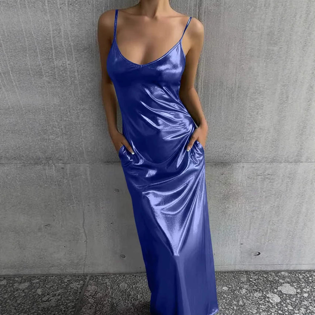 Robe longue à fines bretelles et col en U, avec poches et finition miroir texturée