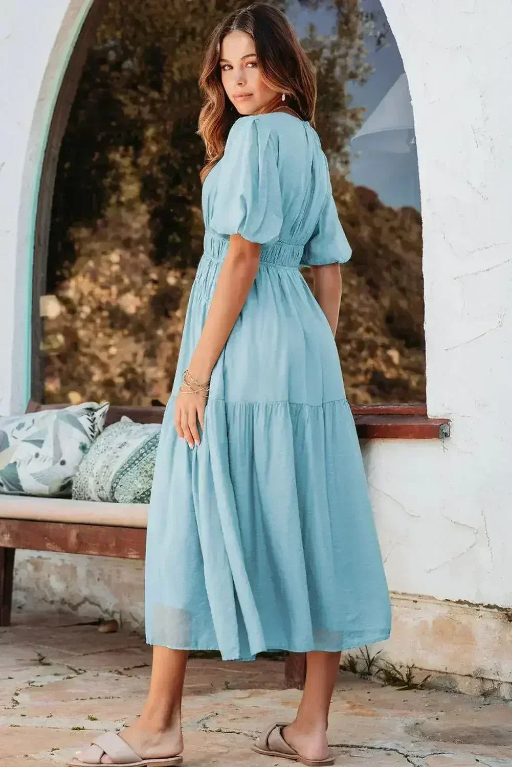 Robe midi fluide bleu clair à manches bouffantes et taille haute