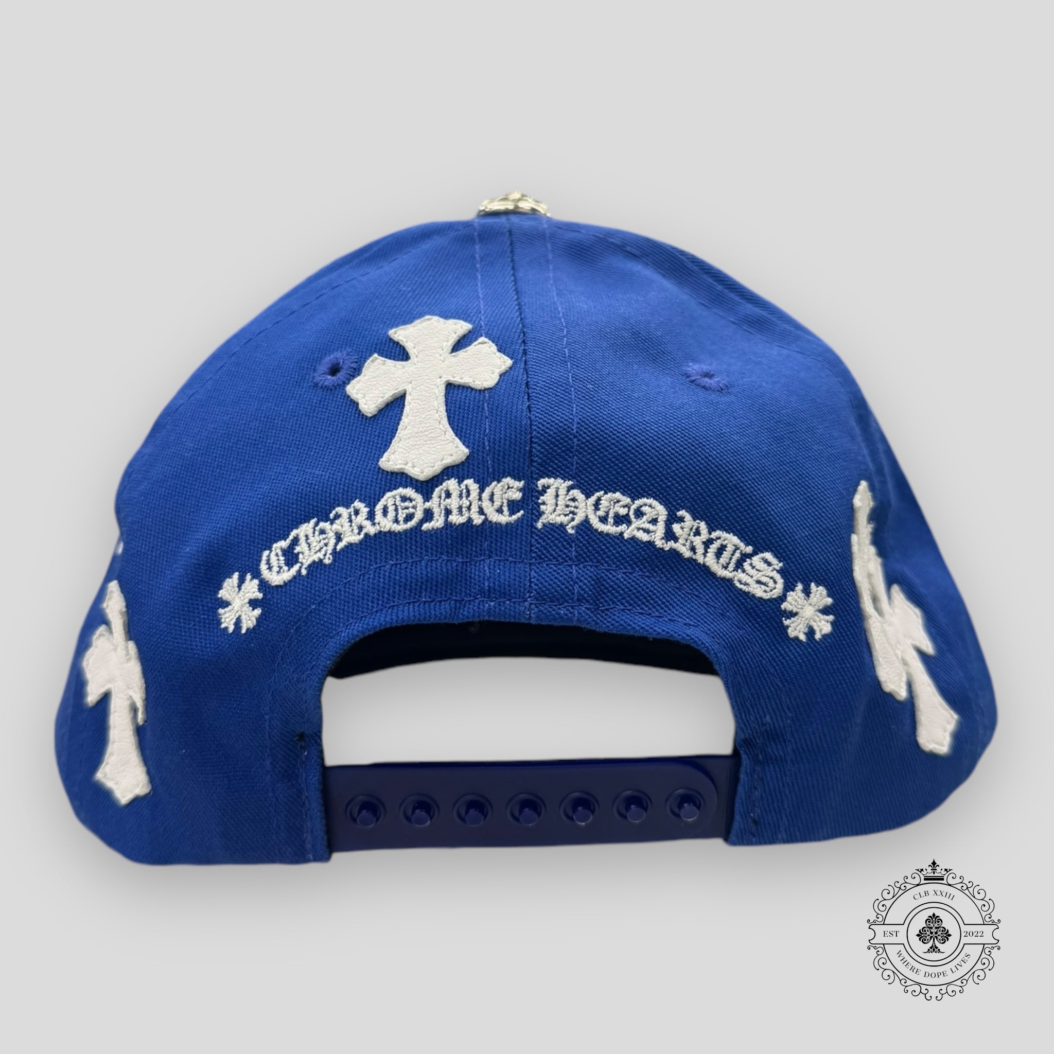 Casquette Chrome Hearts en cuir à écusson croix bleue