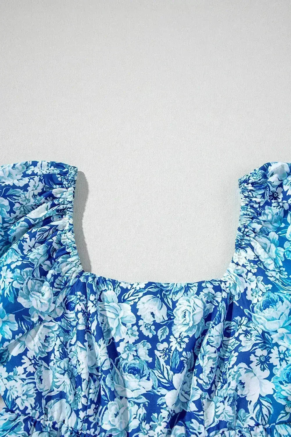Mini-robe babydoll bleue florale à manches bouffantes