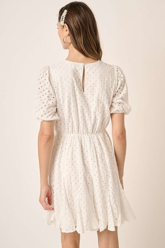 Mini-robe à œillets avec encolure ronde et manches bouffantes – Mignonne, élégante, féminine et chic, avec des manches bouffantes romantiques et des œillets délicats