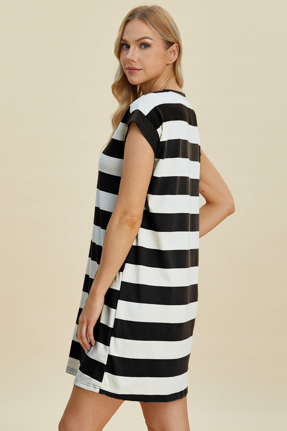 Robe mini rayée à col rond et manches courtes pour femme – Robe mini rayée, Robe à col rond taille standard, Robe à manches courtes confortable, Robe rayée chic, Robe mini flatteuse, Robe décontractée de tous les jours, Robe rayée polyvalente