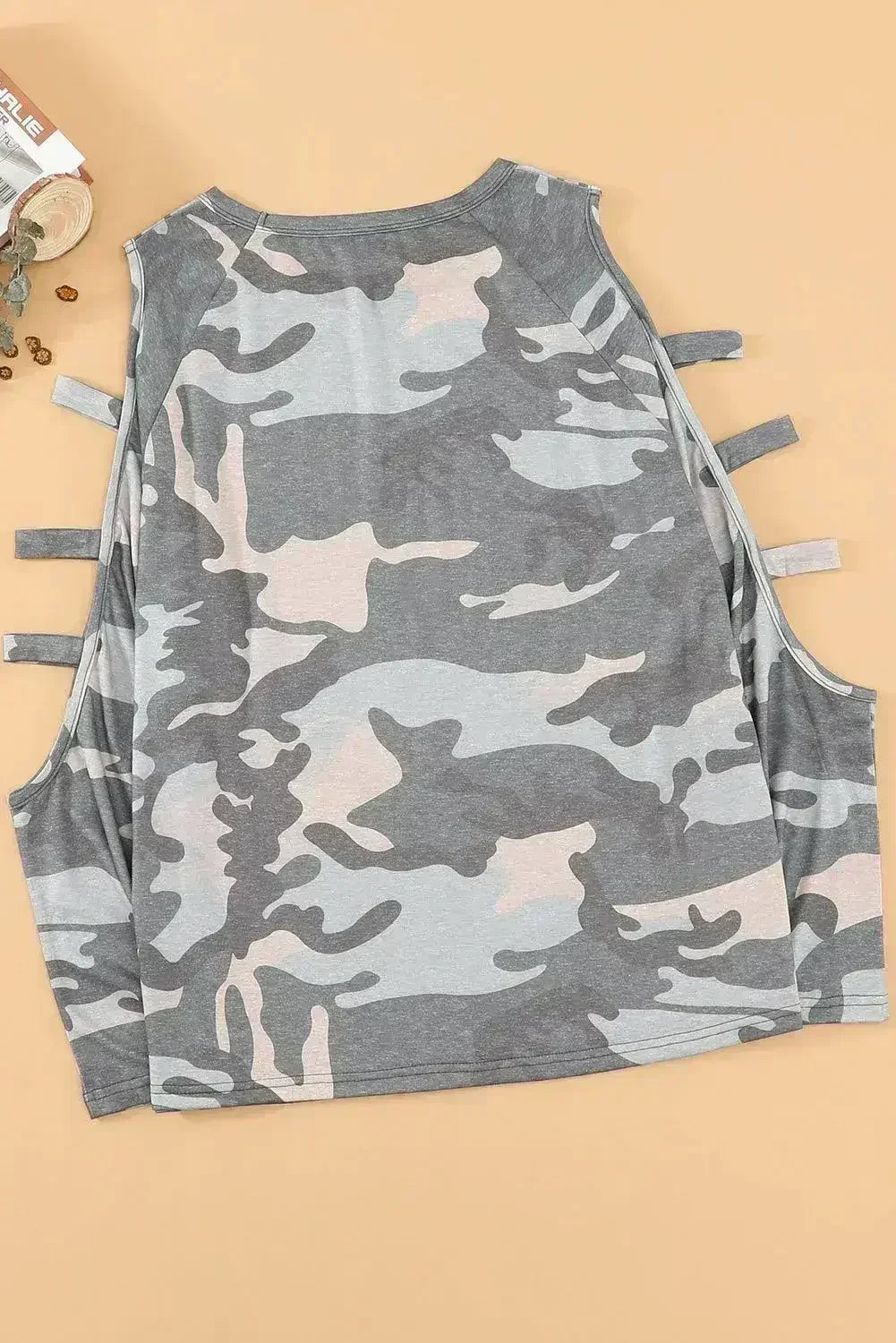 Haut à manches longues camouflage avec découpes aux épaules