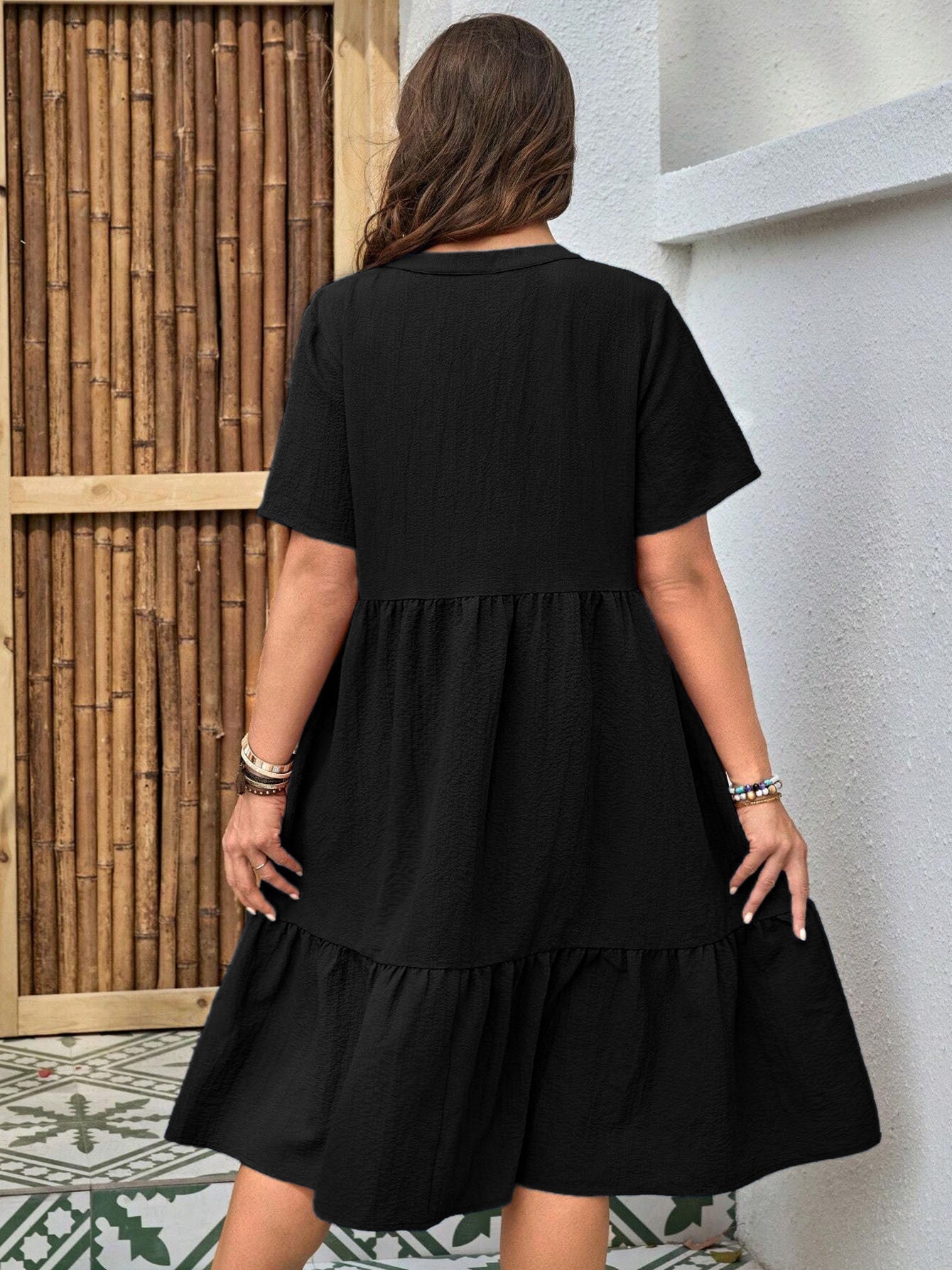 Robe mi-longue à col en V boutonnée grande taille