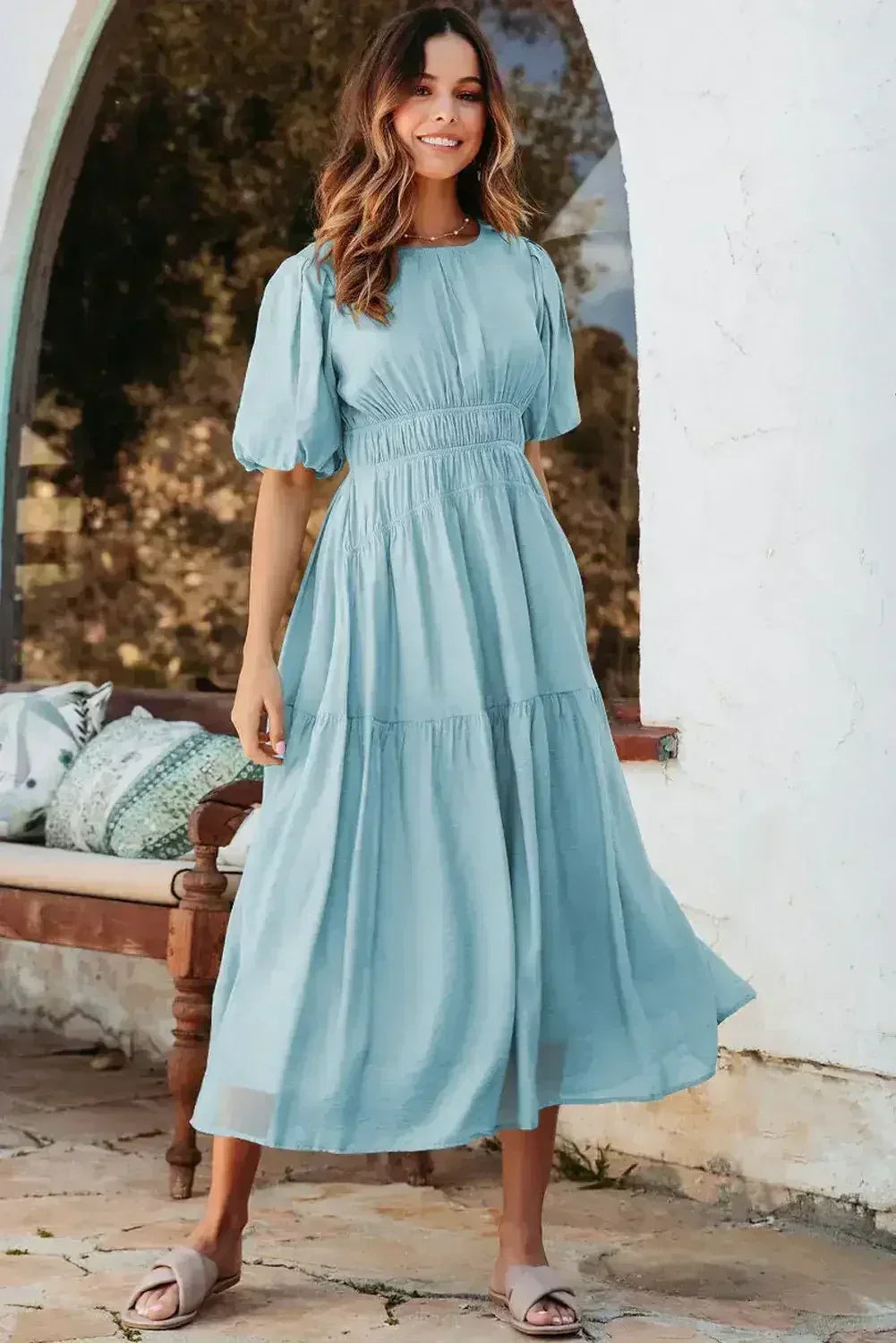 Robe midi fluide bleu clair à manches bouffantes et taille haute