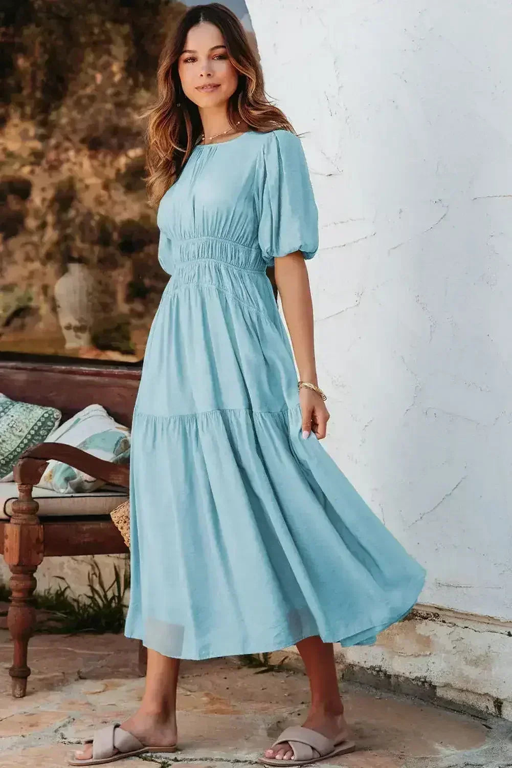 Robe midi fluide bleu clair à manches bouffantes et taille haute