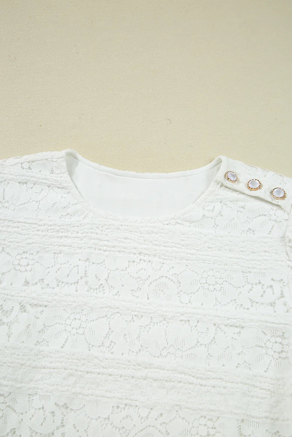 Mini-robe trapèze à manches bouffantes, col rond et dentelle florale blanche