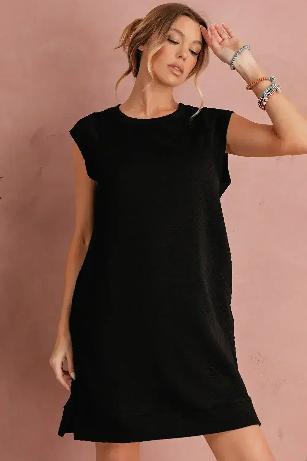 Mini-robe noire texturée à manches courtes et coupe droite