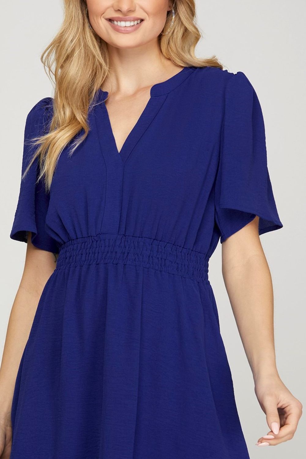 Nouvelle mini-robe pour femme à volants, encolure cache-cœur et manches courtes volantées – Mini-robe cache-cœur élégante, ludique et féminine avec manches volantées