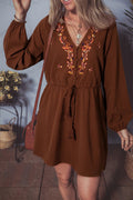 Robe Courte Bordeaux Broderie Florale Manches Longues et Cordon à Pompons à la Taille