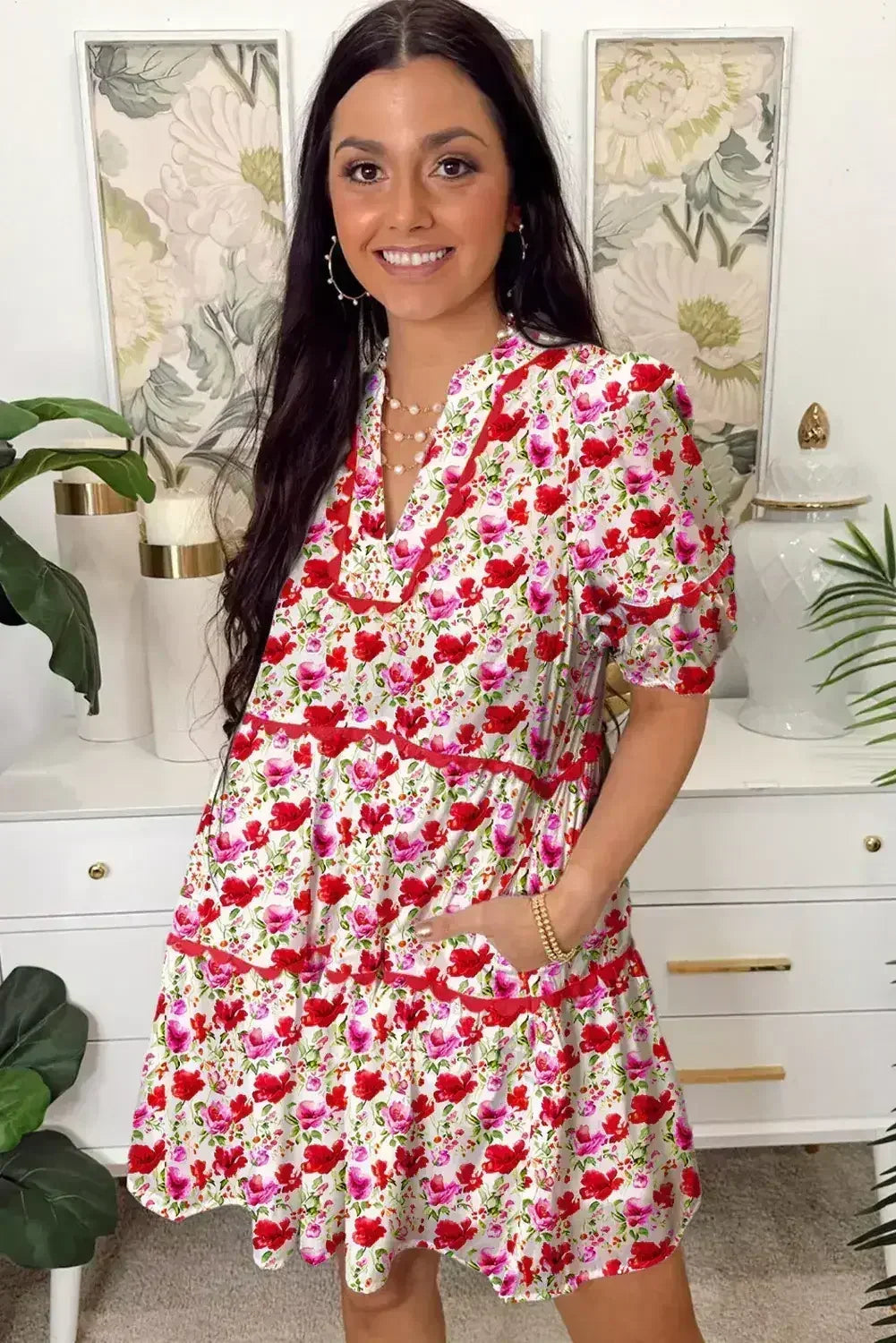 Mini-robe étagée à manches bouffantes florales rouges avec poches et broderies Ric Rac