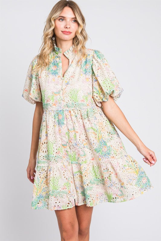 Robe d'été courte en broderie anglaise à manches bouffantes – Robe courte en broderie anglaise fleurie à manches bouffantes, aérienne, féminine et espiègle
