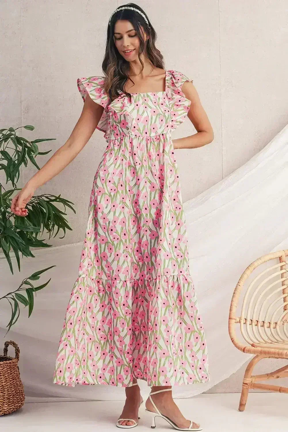 Robe longue à imprimé floral rose, col carré et bretelles à volants
