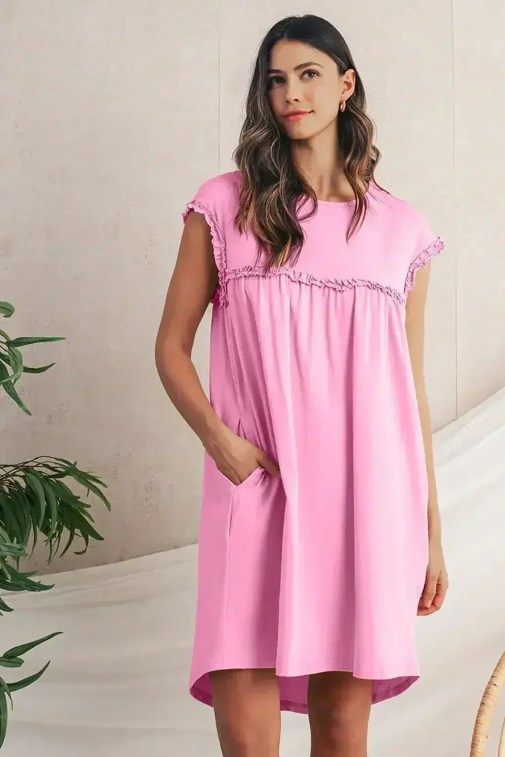 Mini-robe ample col rond à volants couleur avoine