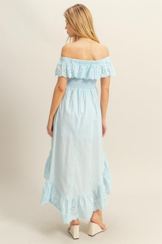 Robe asymétrique à œillets et volants pour l'été – Robe à épaules dénudées avec détails en œillets et ourlet asymétrique : légère, séduisante et féminine