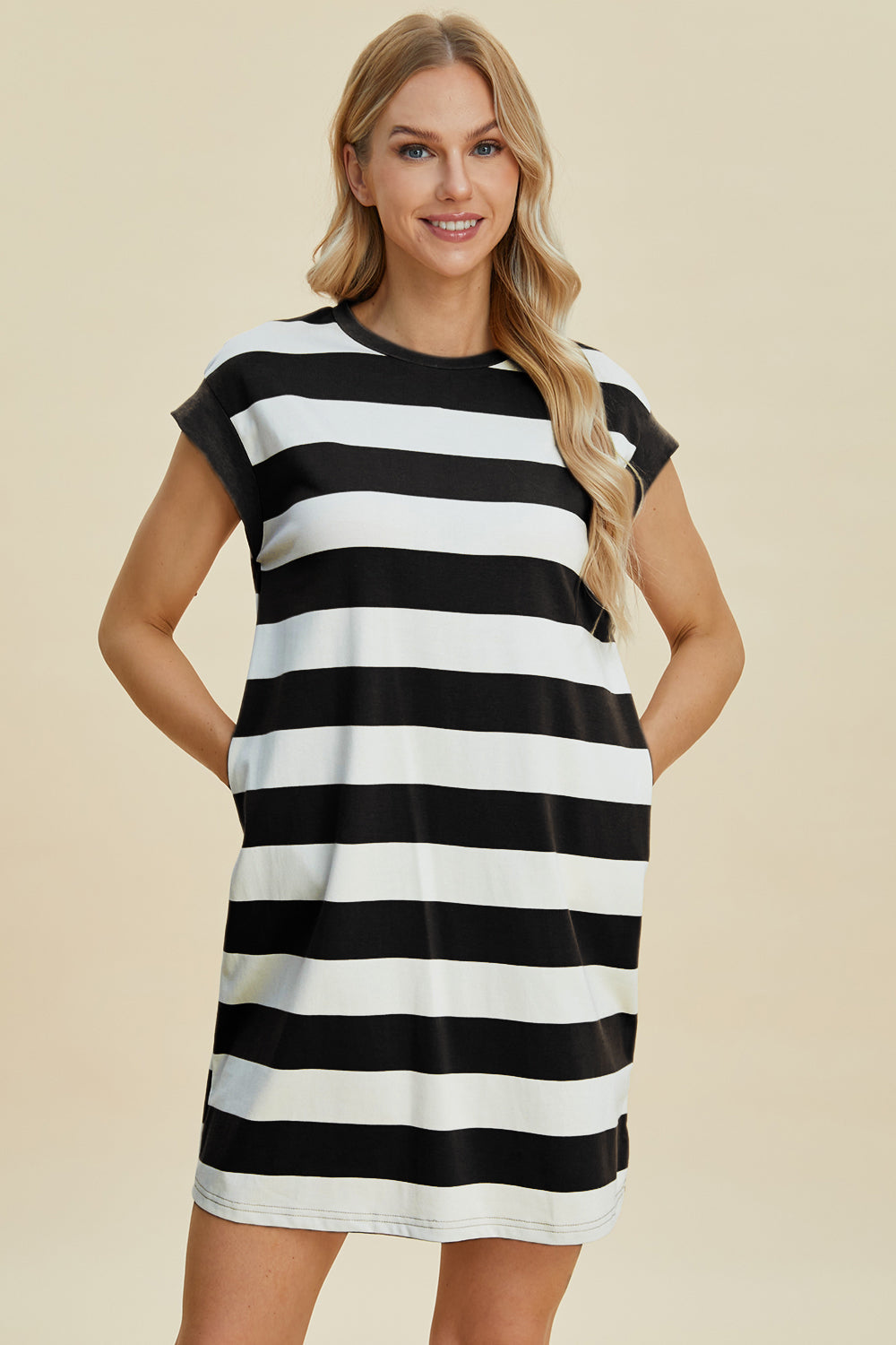 Robe mini rayée à col rond et manches courtes pour femme – Robe mini rayée, Robe à col rond taille standard, Robe à manches courtes confortable, Robe rayée chic, Robe mini flatteuse, Robe décontractée de tous les jours, Robe rayée polyvalente