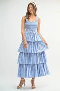 Robe midi superposée à bustier smocké à fines rayures – Robe à bustier smocké, Robe midi à fines rayures et volants, Robe midi superposée, Robe midi tendance, Robe à fines rayures flatteuse
