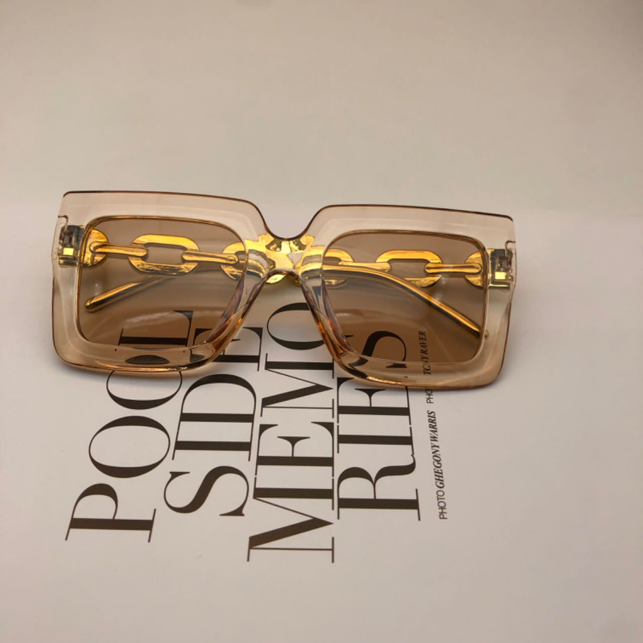 Lunettes de soleil carrées avec chaîne pour femme
