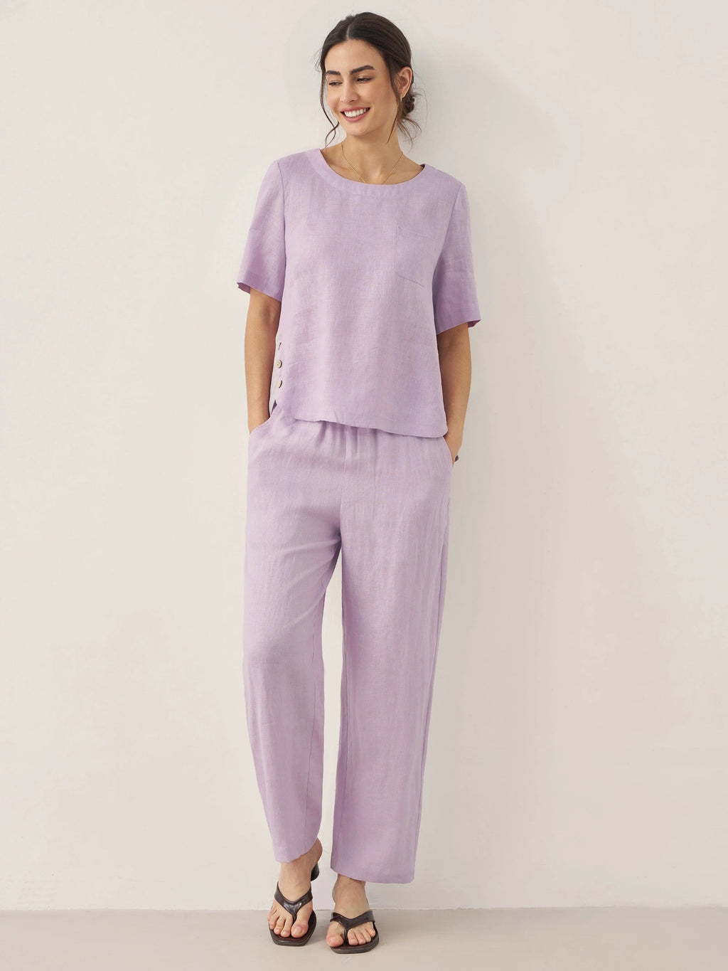 Ensemble haut à manches courtes col rond et pantalon 100% lin avec détails boutonnés SASHA