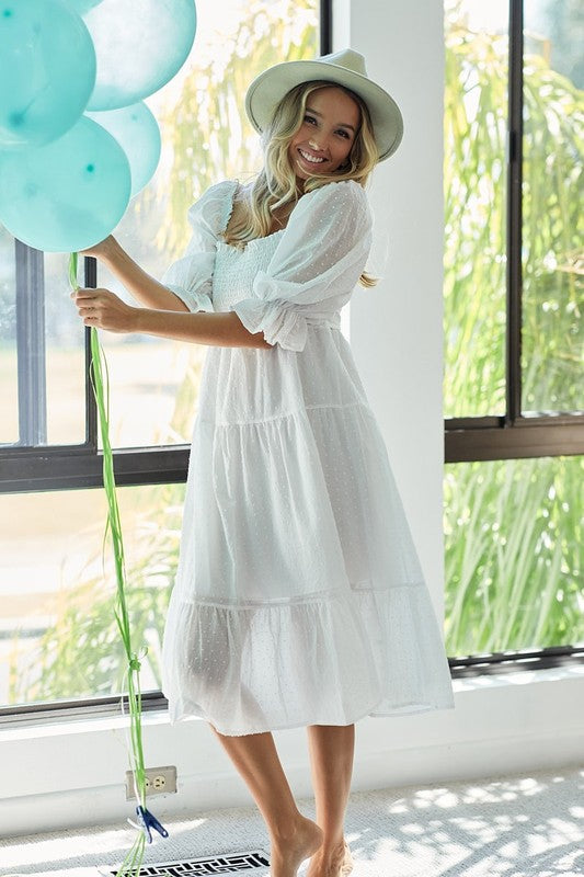 Nouvelle robe midi étagée à pois, manches à volants et smocks pour l'été – Robe charmante à pois suisses, volants aux manches, taille smockée et design étagé.