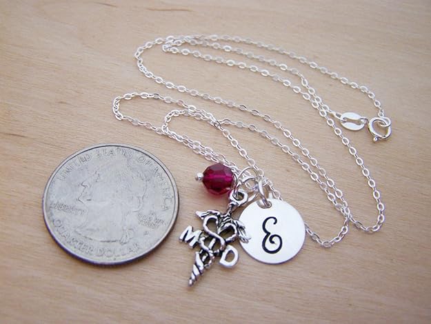 Collier MD personnalisé avec initiale et pierre de naissance – Cadeau pour médecin en argent sterling – Collier avec pendentif médical – Cadeau de fin d'études pour médecin