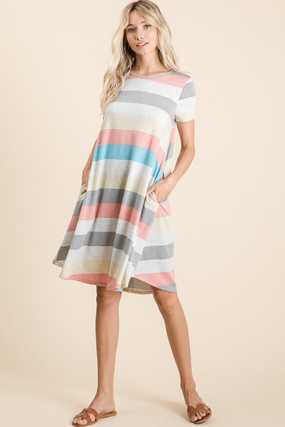 Robe rayée à manches courtes avec poches pour femmes – Robe rayée décontractée, Robe à manches courtes confortable, Robe rayée avec poches, Robe rayée polyvalente, Robe à coupe décontractée, Robe rayée facile à porter, Robe à manches courtes chic