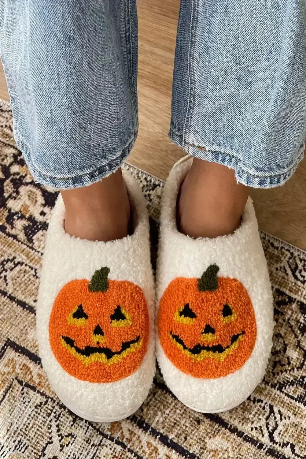Pantoufles en peluche noires à imprimé citrouille d'Halloween