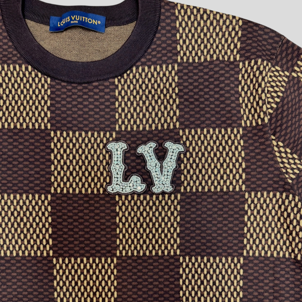 T-shirt ras-du-cou à manches courtes Louis Vuitton Damier avec patch LV en cristal