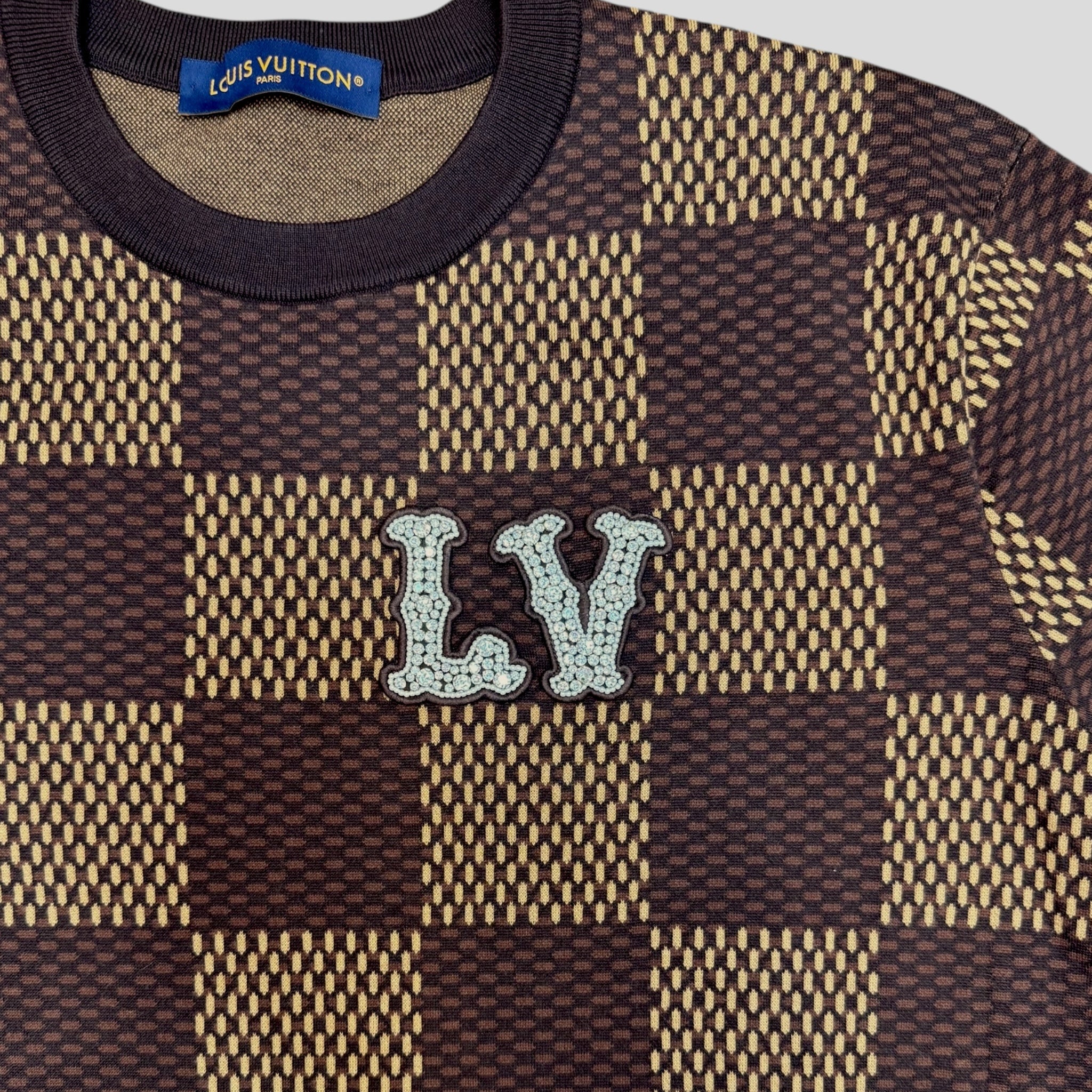 T-shirt ras-du-cou à manches courtes Louis Vuitton Damier avec patch LV en cristal