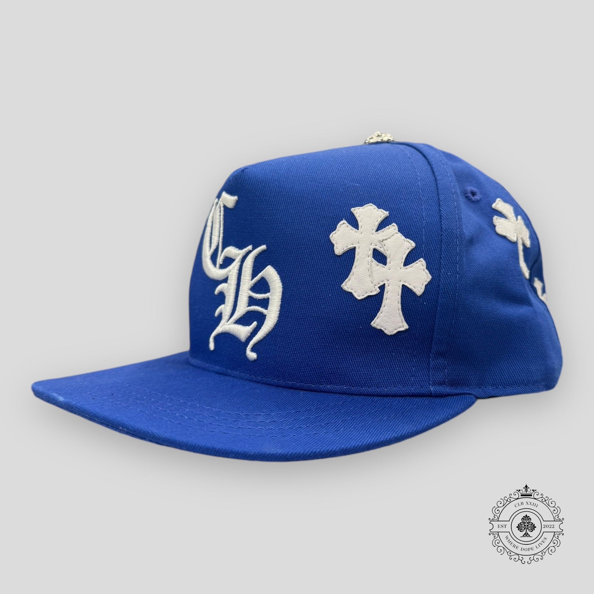 Casquette Chrome Hearts en cuir à écusson croix bleue