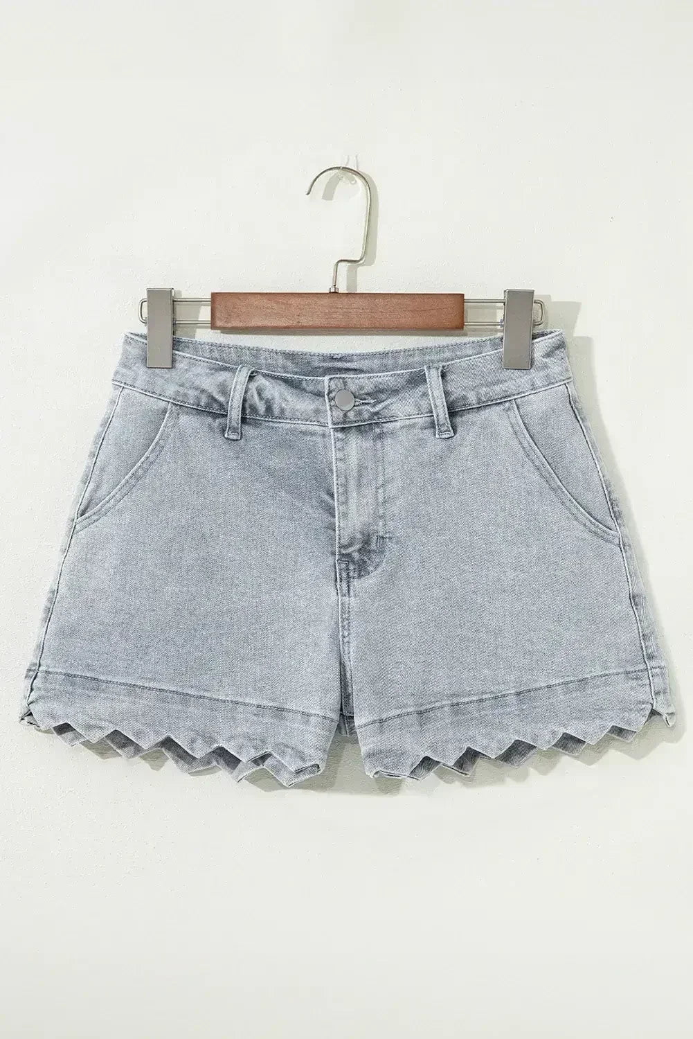Short en jean délavé bleu à ourlet festonné