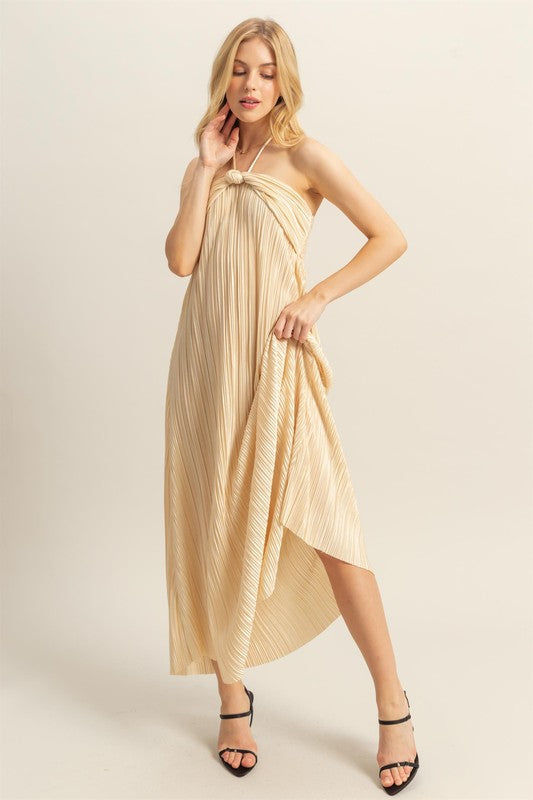 Robe longue fluide à encolure dos nu et détails noués Robe élégante et chic avec encolure dos nu et longueur maxi fluide pour les événements formels