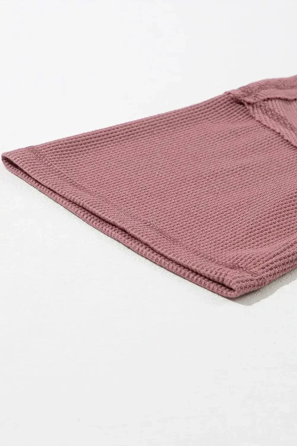 Haut texturé gaufré bleu à col en V avec manches tombantes et coutures apparentes
