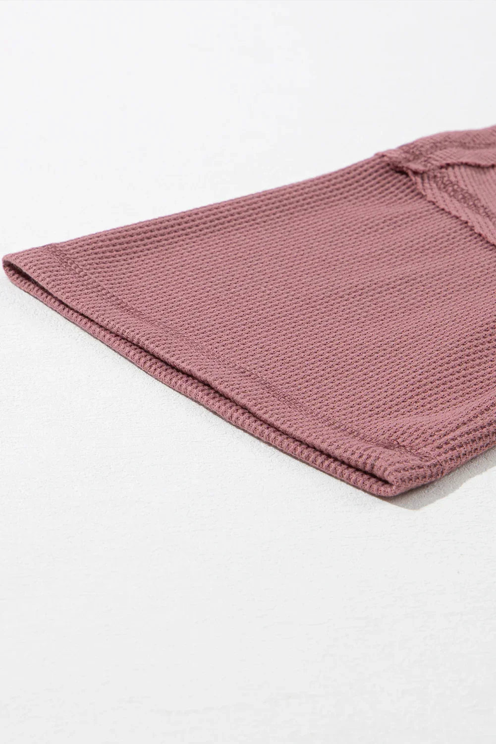 Haut texturé gaufré bleu à col en V avec manches tombantes et coutures apparentes