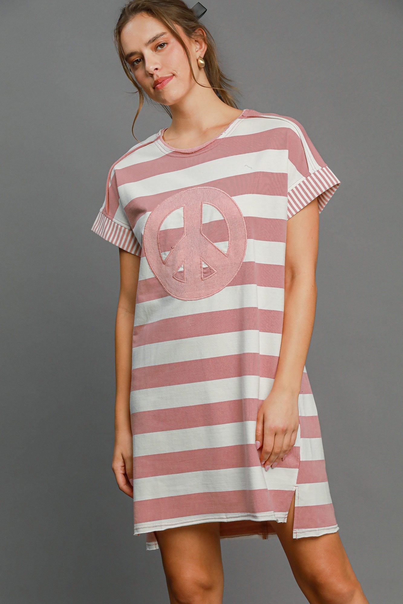 Mini-robe rayée à manches courtes avec appliqué Peace – Rayures tendance, appliqué Peace fantaisie et ourlet haut-bas pour un look décontracté et chic