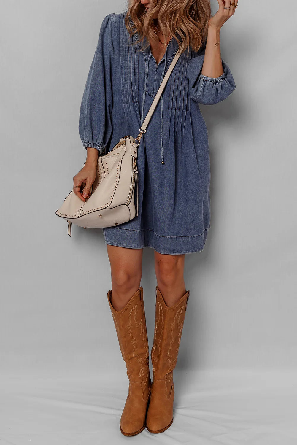 Robe courte en jean plissée à col en V et manches 3/4 bleu marine